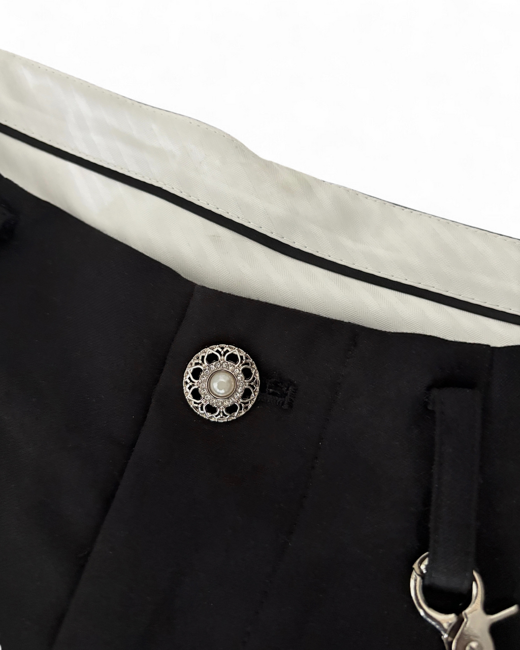 TAILORED SHORTS & CHAIN