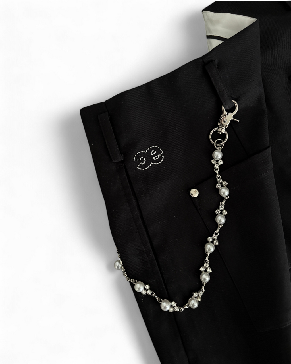 TAILORED SHORTS & CHAIN